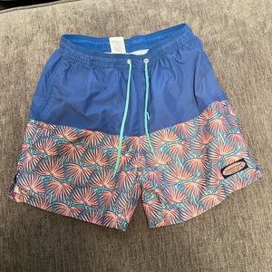 Vineyard vines swim trunks size small